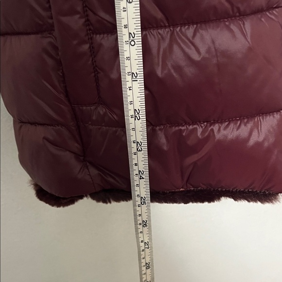 THE BOUNDLESS Plush Burgundy Hooded REVERSIBLE Vest - Picture 14 of 15